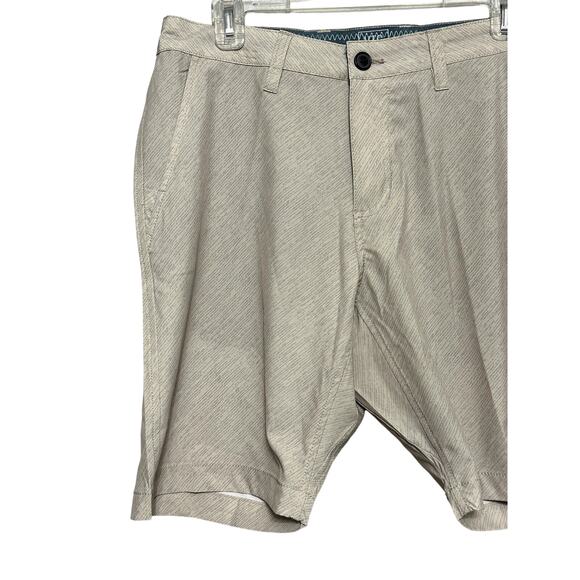 VINTAGE 1946 Utility Shorts Quick Dry 4-Way Stretch Belt Loop Tan/Gray M 32 NWT - Picture 2 of 8